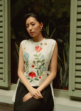 Load image into Gallery viewer, Dancing Flower Bib