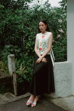Load image into Gallery viewer, Dancing Flower Bib
